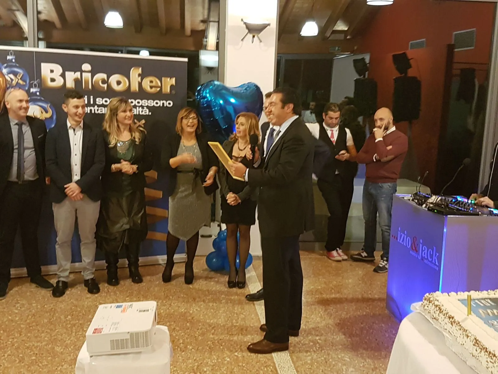 Ferdinando Siciliani in un contesto pubblico durante un evento serale