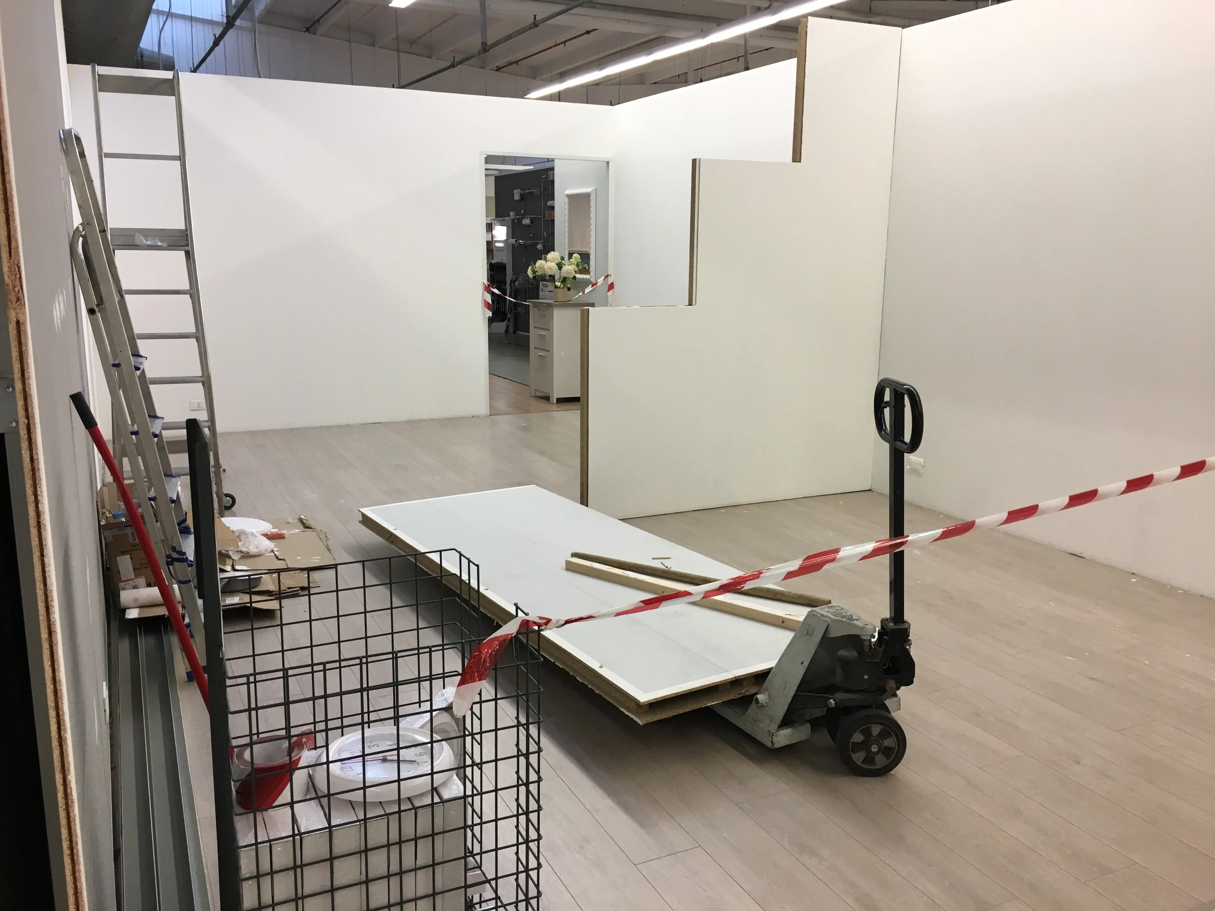Allestimento di uno spazio vendita prima dell'apertura
