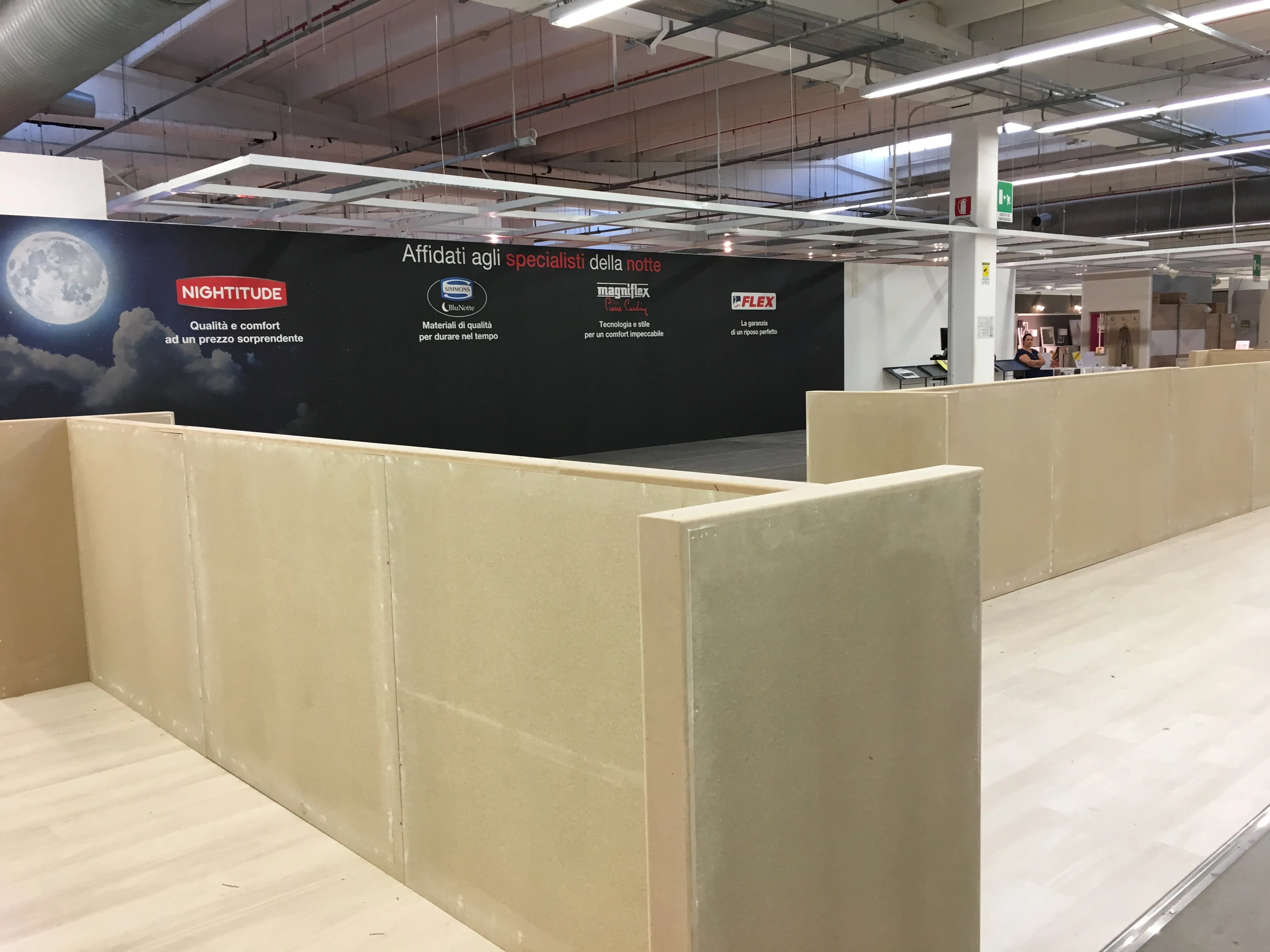 Showroom di arredamento e retail con allestimento completo