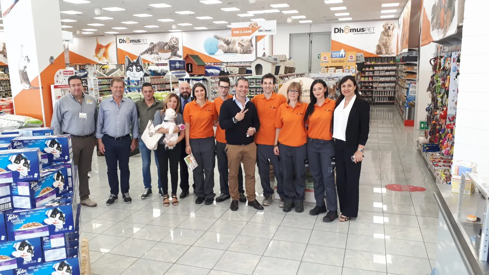 Team riunito all'interno di un punto vendita specializzato dedicato agli animali