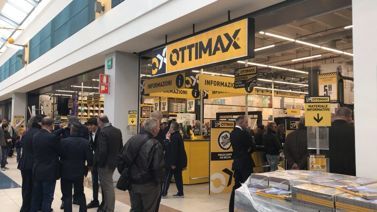 Interno di un punto vendita durante una giornata inaugurale