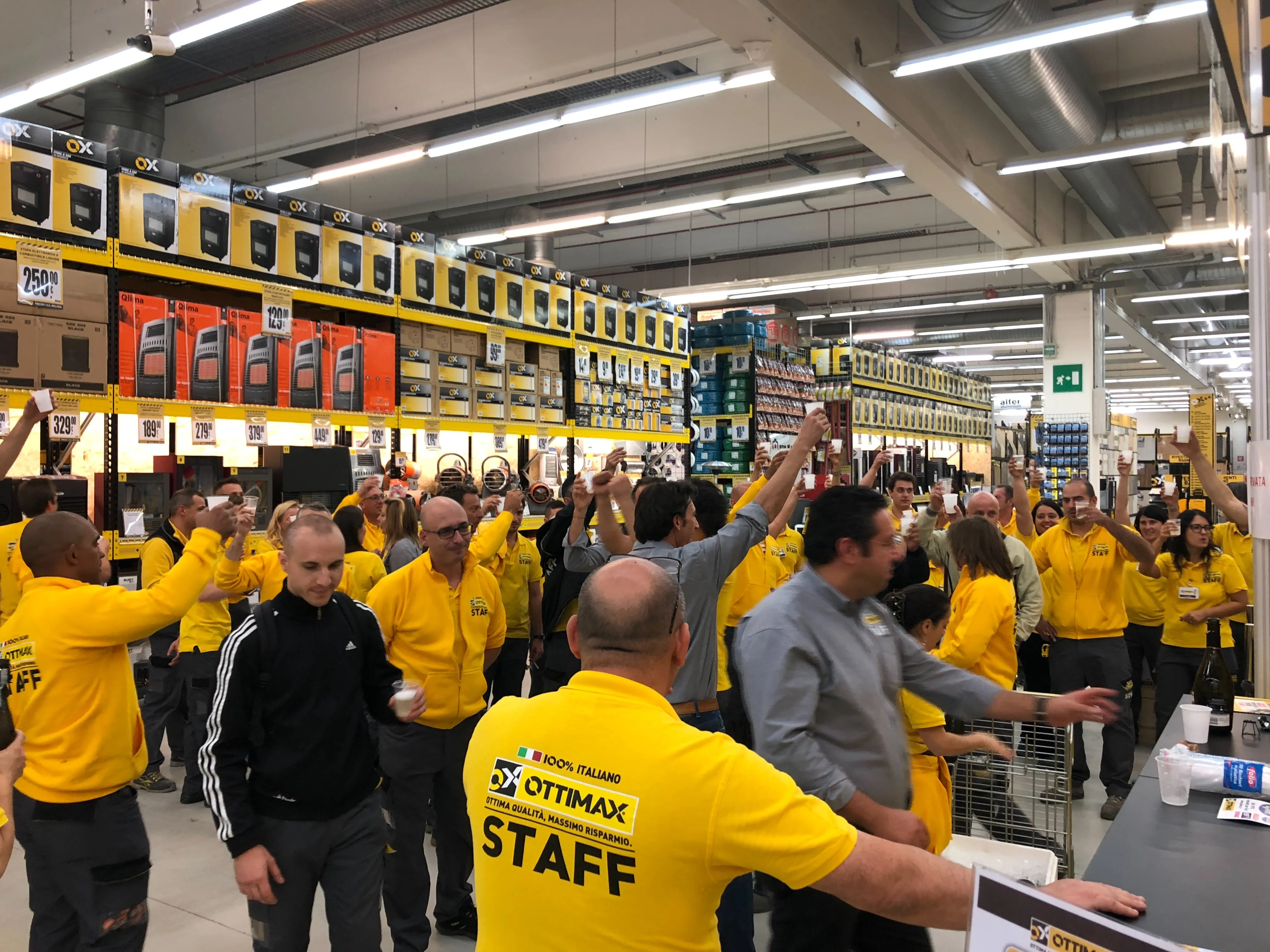 Interno di un grande punto vendita in fase di apertura al pubblico