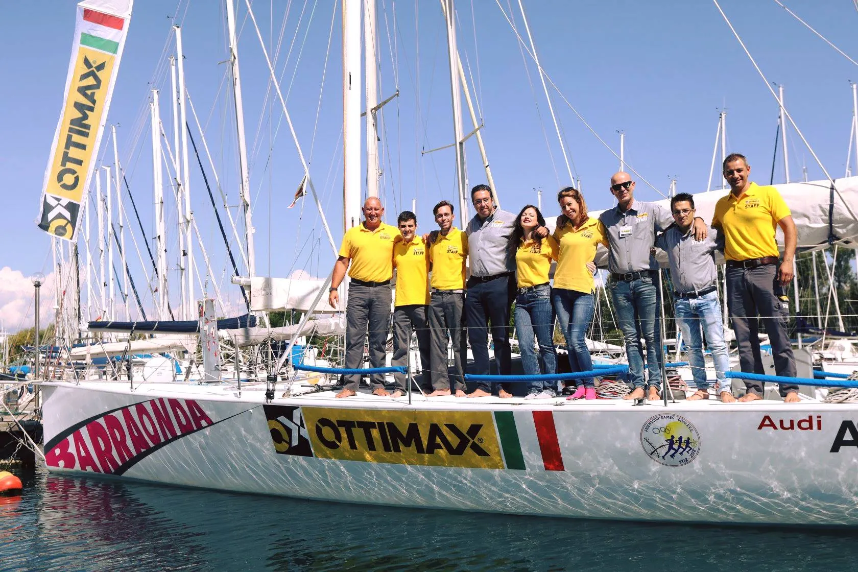 Foto di gruppo in un contesto di team, sponsorizzazioni e relazioni