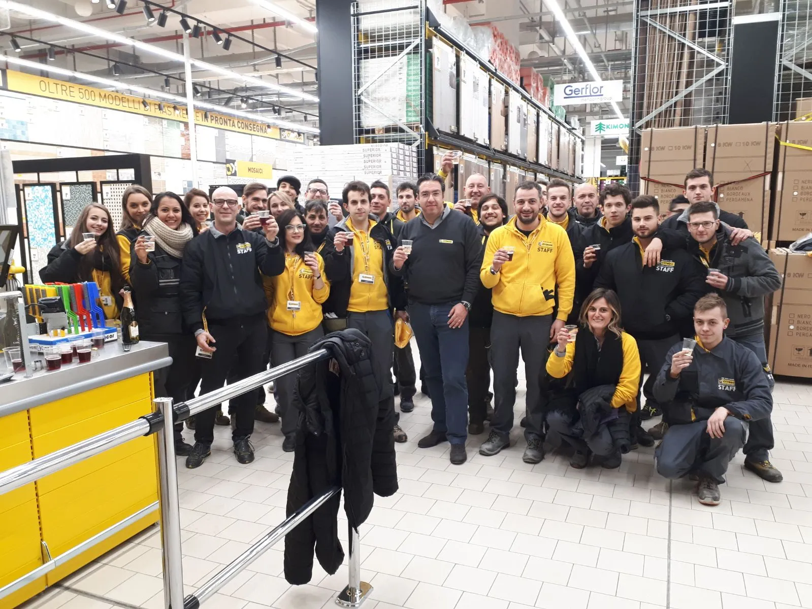 Gruppo di collaboratori all'interno di un punto vendita durante un momento di squadra