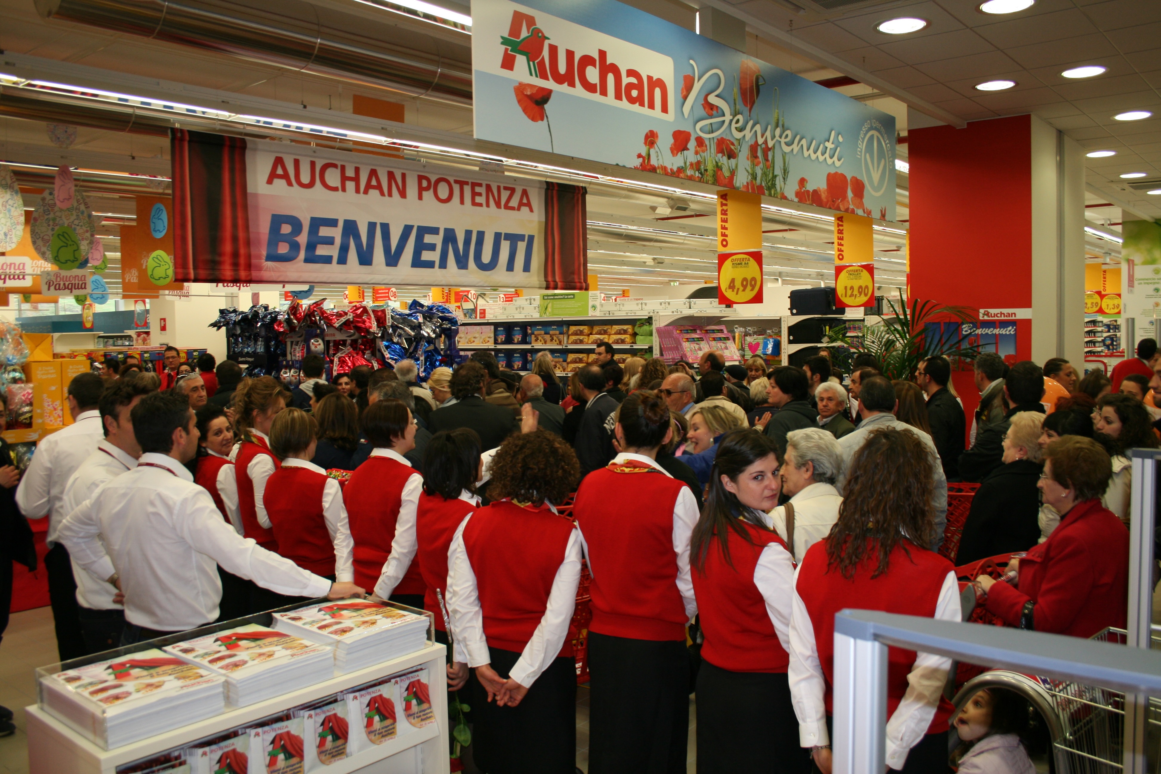 Apertura Auchan con pubblico